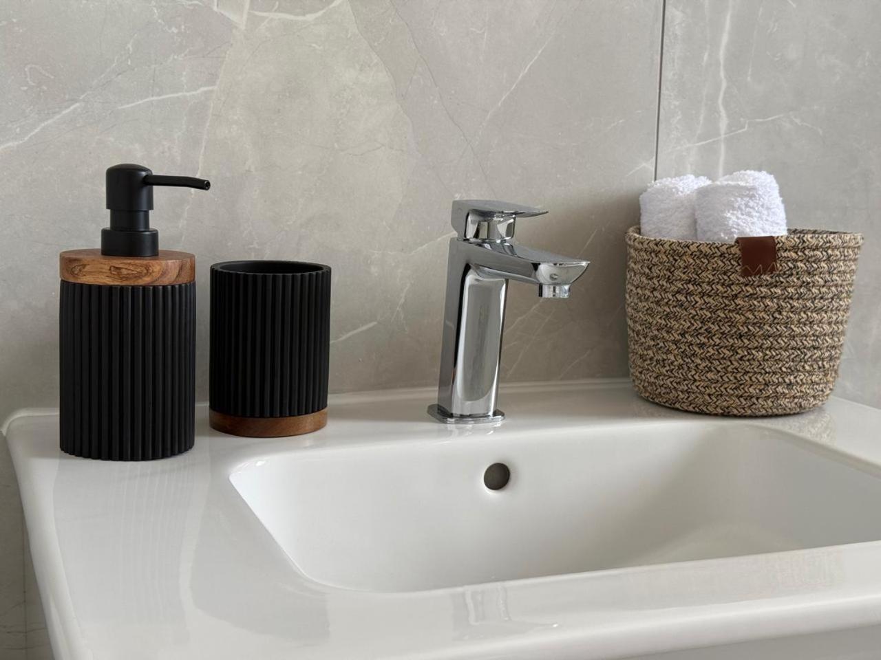 Chill And Stay-luxury In Kato Apartment